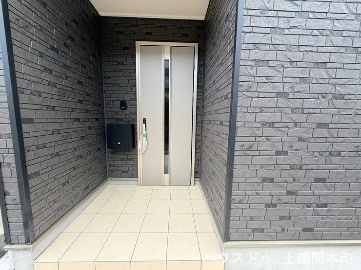 住まいの第一印象を彩る、明るく清潔感のある玄関です