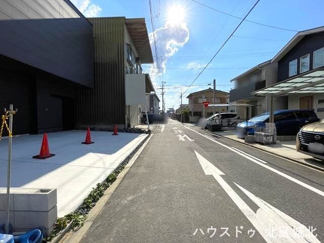 【北側前面道路】
幅員約5.4m前面道路。
道路幅にゆとりがあるので、車種を選びません。大きめの車を乗りたい方にもオススメです。