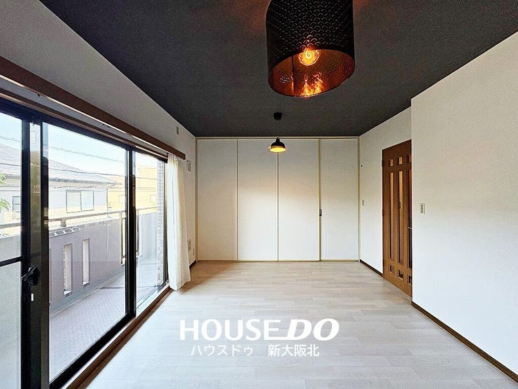 横向きリビングはキッチンからバルコニーまでの距離が近いため、料理の合間に洗濯物を取り込むなど家事がしやすい間取りになっています!
■2面窓で、外の光がたくさん入る、明るいリビングになっています!
