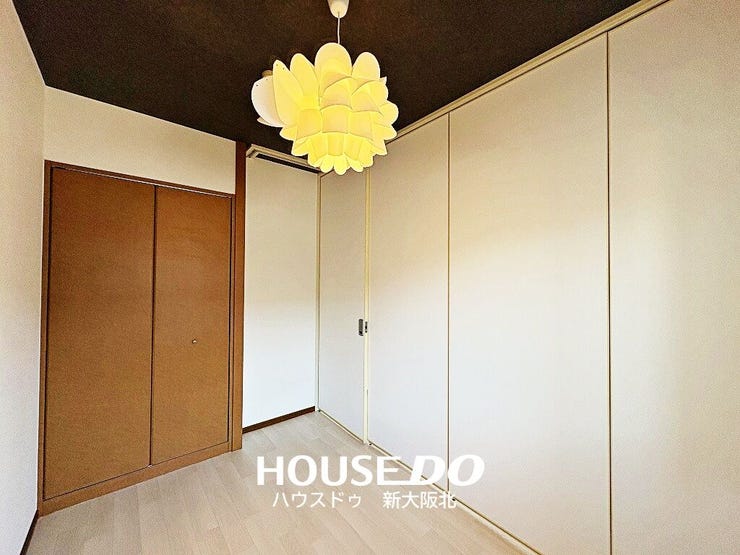 ■全居室収納付き
■お部屋がスッキリ片付くだけでなく、新しく収納棚を買い足す必要がないので、初期費用が抑えられそうですね!
■造り付けの収納は地震の揺れで倒れる心配がないので、防災面でも安心です!