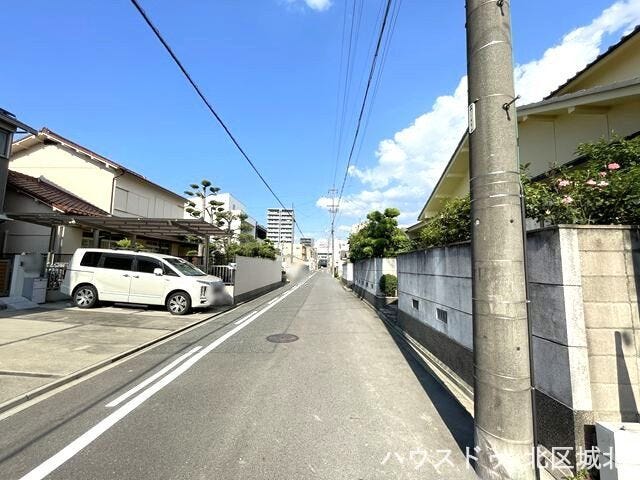 【北側前面道路】
幅員約5.4m前面道路。
2台の車がすれ違うことが出来る道幅です。