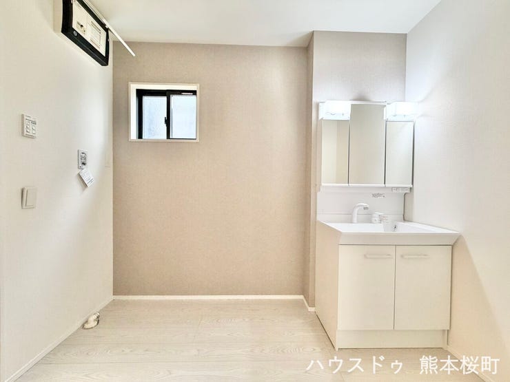 ■清々しいリフレッシュ空間■自分を磨き、気持ちを切り替える。心地よい光が差し込むプライベートスペース。