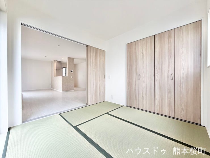■1階4.5帖和室■ゲストをもてなし、昼寝や家事にも使える、畳のぬくもりが心地よい多目的万能スペース。