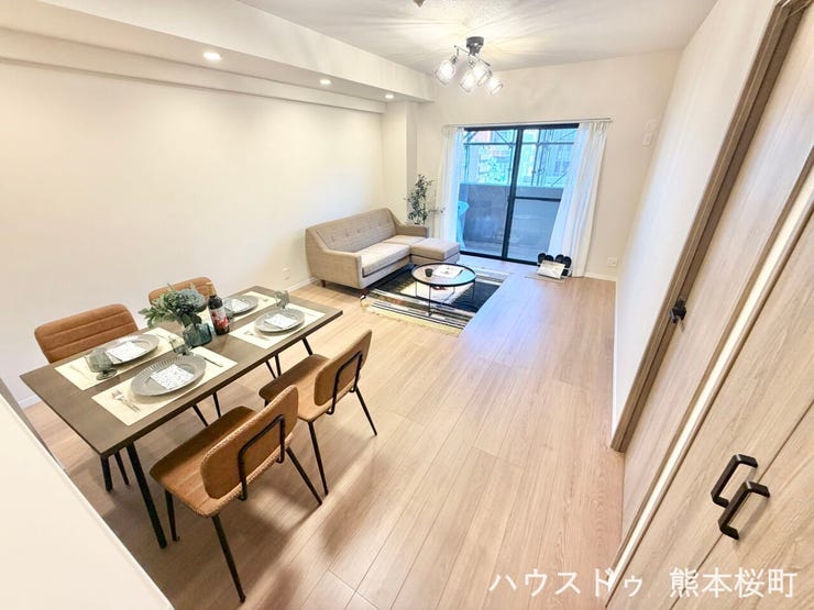 ■安らぎと笑顔の中心地■陽光が優しく降り注ぎ、会話が自然と弾む。ここでは、毎日が特別な時間へと変わります。