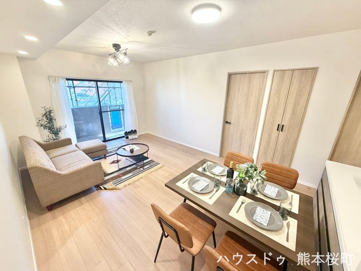 ■安らぎと笑顔の中心地■陽光が優しく降り注ぎ、会話が自然と弾む。ここでは、毎日が特別な時間へと変わります。