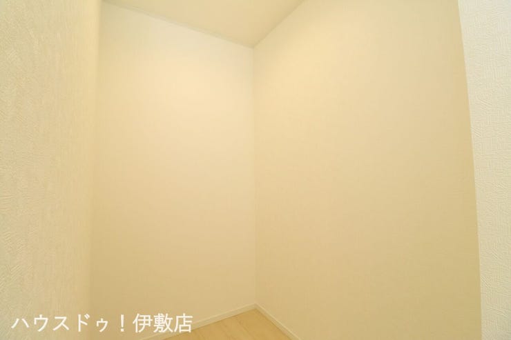 城山２丁目 新築戸建 【パントリー】
キッチン背面に便利なパントリー！保存食品や調理器具など収納可能です