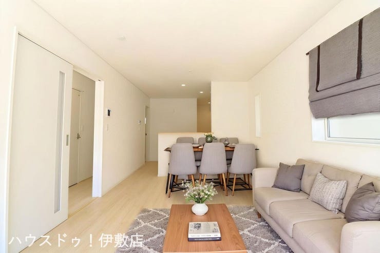 城山２丁目 新築戸建 【リビング】
リビング15.5帖、白を基調とした室内で清潔感と開放感があります。
※イメージにつき、家具、家電は価格に含まれません