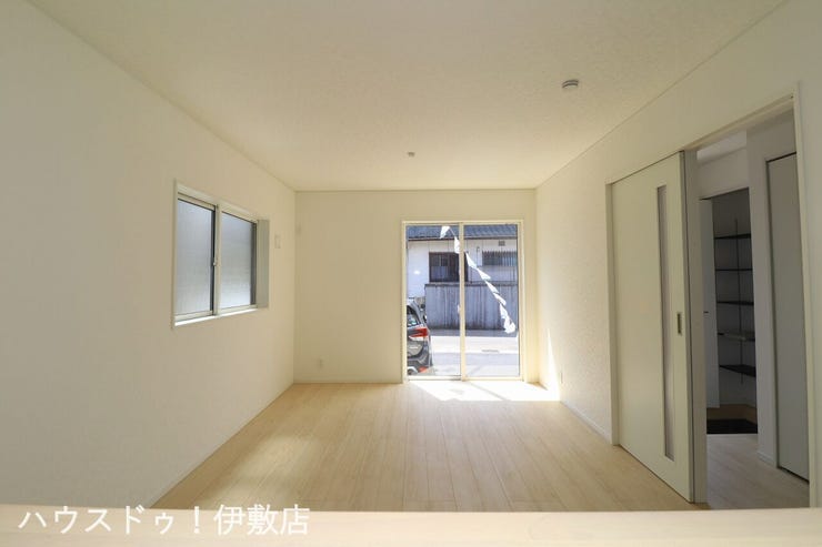 城山２丁目 新築戸建 【リビング】
南向きの窓から心地よい光と風が入り込むリビング。毎日の暮らしを明るく彩る、開放的なお部屋です。