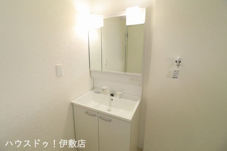 城山２丁目 新築戸建 【洗面台】
人気の3面鏡を採用しました。
ミラー裏が収納になっているので、生活感を出さずに収納することが出来ます。