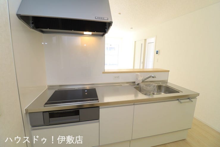 城山２丁目 新築戸建 【キッチン】
ステンレス製のワークトップで、傷に強く、耐久性があります