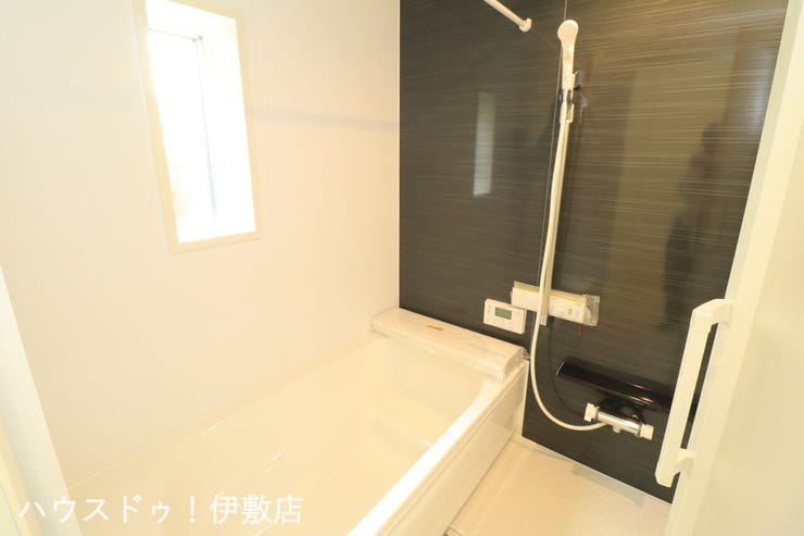 城山２丁目 新築戸建 【浴室】
シックな雰囲気のくつろぎスペースの浴室。ゆったり足を伸ばして入浴でき、一日の疲れも癒されそうですね。