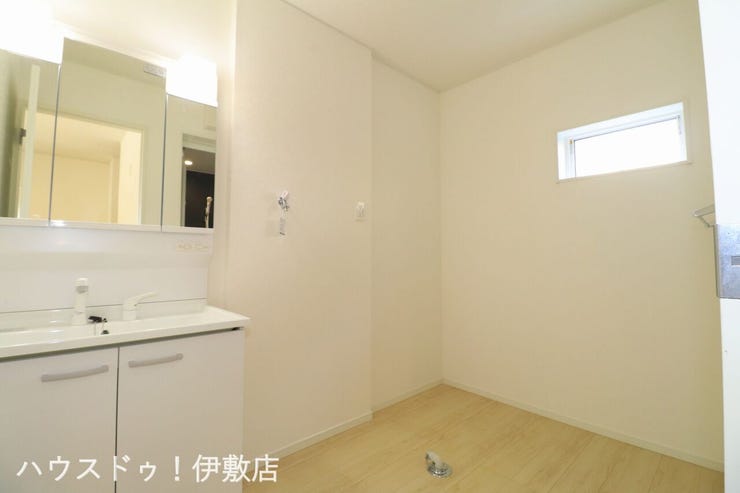 城山２丁目 新築戸建 【洗面所】
約3帖の広々とした洗面所。洗濯機や棚を置いても余裕の広さ