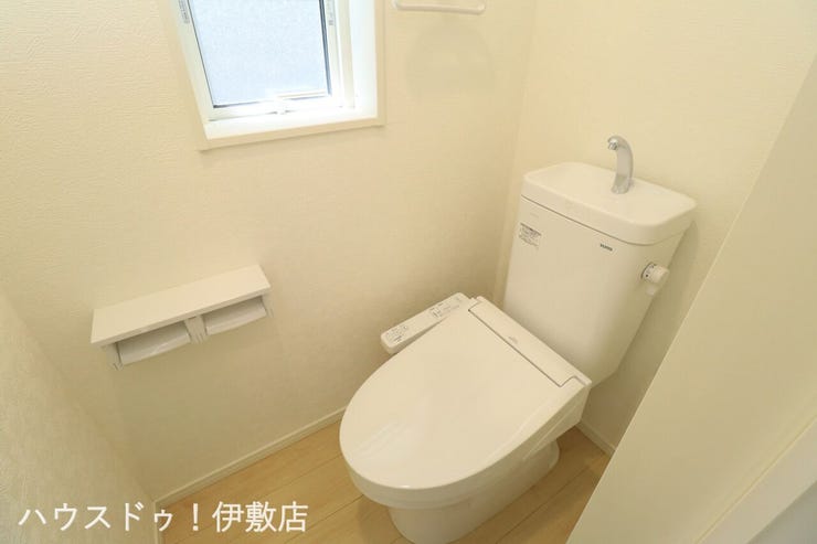 城山２丁目 新築戸建 【1Fトイレ】
一人になれる安らぎの場所。清潔さと静けさを両立した空間。心落ち着くひとときを過ごせる、プライベートなレストルームです。