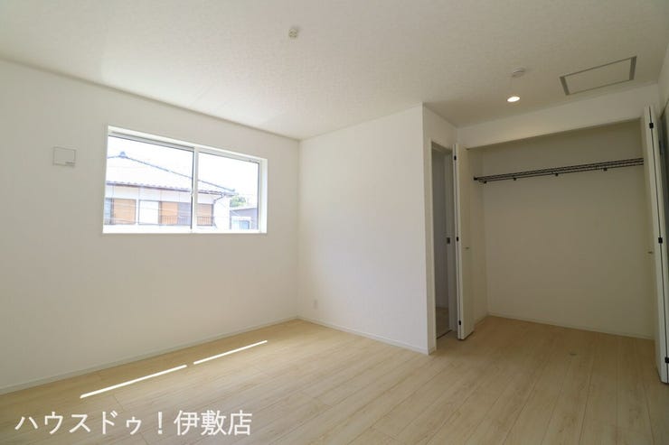 城山２丁目 新築戸建 【洋室8帖】
主寝室にもなる8帖。ベッド2台プラスαのペースがあり、お子様が小さいうちは家族みんなの寝室として活用できそうですね。