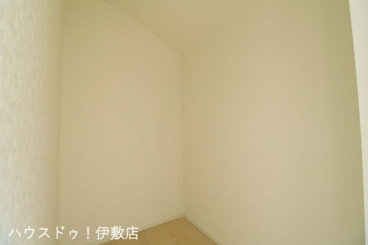 城山２丁目 新築戸建 【ウォークインクローゼット】
スケルトンのウォークインクローゼットで棚を置いたり、自分スタイルで収納が可能です