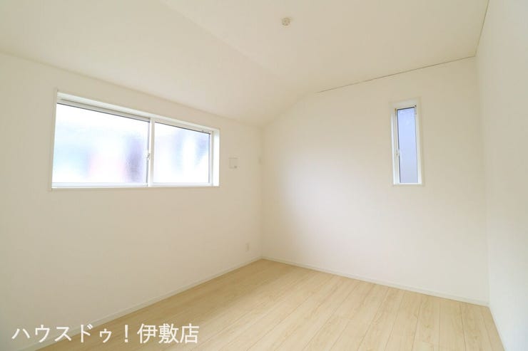 城山２丁目 新築戸建 【洋室5.2帖】
二面に窓があるため一日中安定した明るさが保てます。腰高窓なので家具の配置もしやすく模様替えも楽しめそうです。