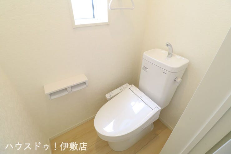 城山２丁目 新築戸建 【2Fトイレ】
2カ所に省エネ仕様のトイレ！2階から階段を降りなくてもいいので、お部屋からの移動が短縮できます。