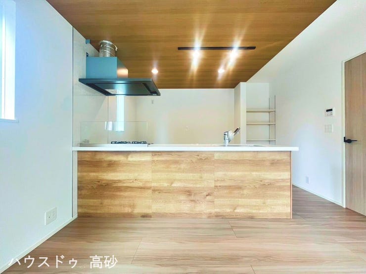 コンロ前をガラスにすることで、キッチンがすっきり見え、圧迫感もありません(撮影日:2026.6.9)