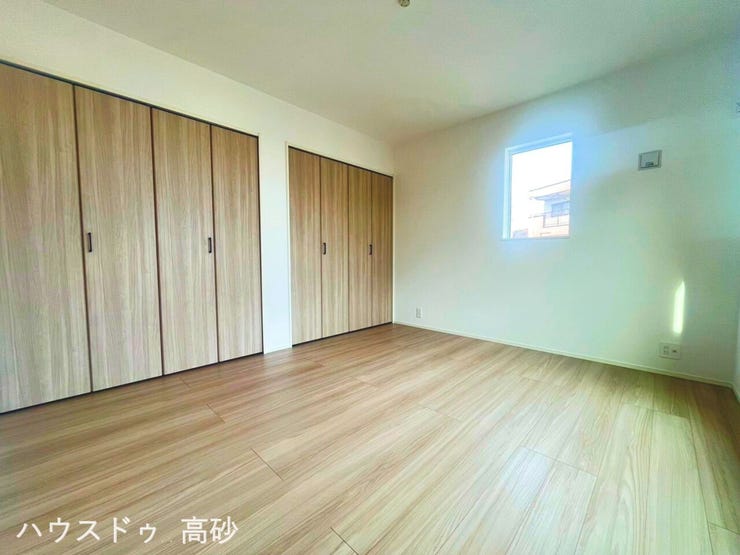 たっぷりの陽光に包まれる明るい洋室です。(撮影日:2026.6.9)