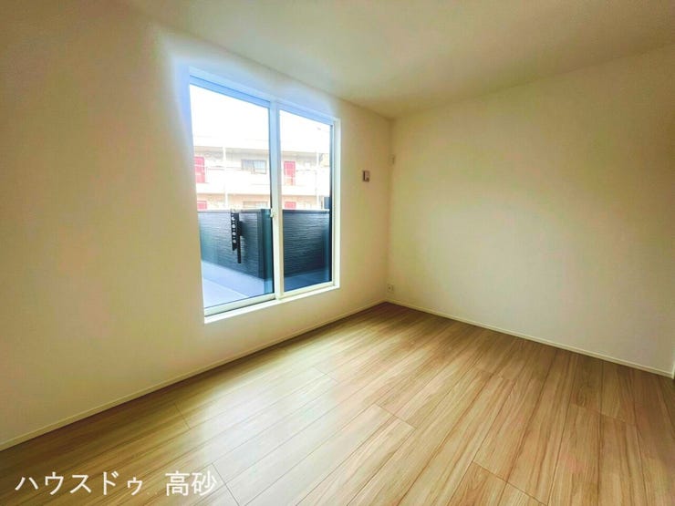 大きな窓から自然光がたっぷり入り、部屋全体が明るく広々と感じられます。(撮影日:2026.6.9)