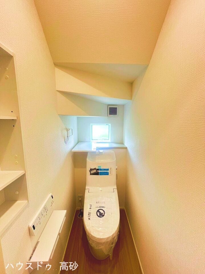 光を反射しやすい白で統一された圧迫感を感じにくいトイレです◎(撮影日:2026.6.9)