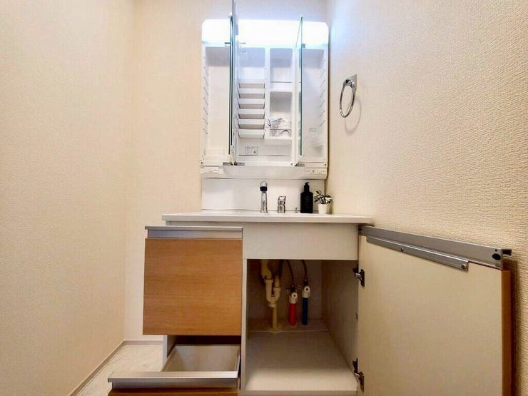 【Washroom】朝の準備がスムーズに進む洗面所。複数人で同時に使いやすい広めの洗面台です。