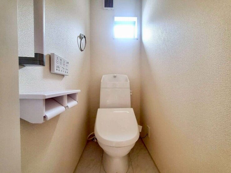 【Toilet】清潔感があり、落ち着いたデザインのトイレ。家族みんなが快適に使えます。