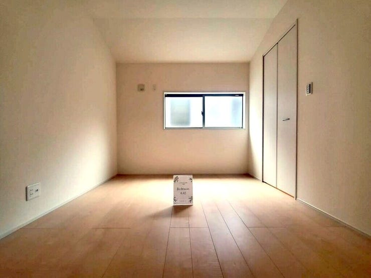 【Bedroom】ベッドとデスクを置いてもゆとりのある、使い勝手の良い広さの洋室です。