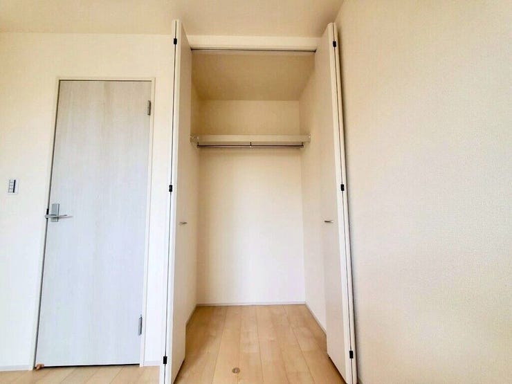 【Bedroom】クローゼット完備で収納力◎。家具の配置もしやすい機能的な洋室です。