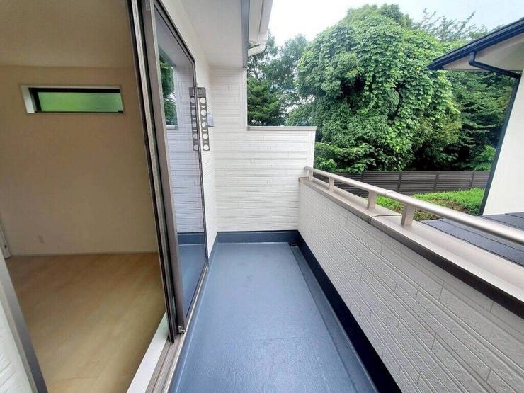 【Balcony】日当たりの良いバルコニーはお洗濯物がしっかり乾きやすく、毎日の家事にも重宝します。