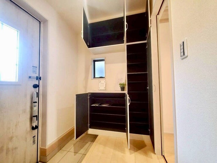 【Entrance】シューズボックス完備の玄関で、靴や小物もスッキリ収納できます。
