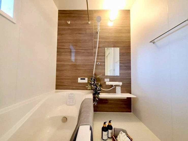 【Bathroom】広く快適な浴室で、ゆったりとお湯に浸かるひとときをお楽しみいただけます。