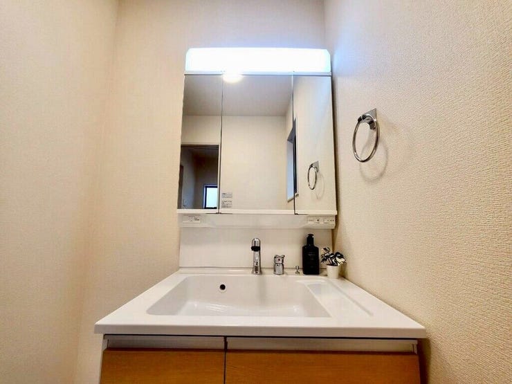 【Washroom】すっきりとしたデザインで、毎日の生活が快適に。収納も豊富な洗面所です。