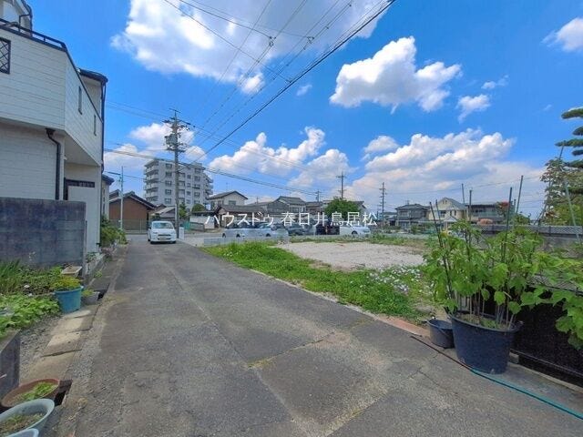 ◇前面道路◇
前面の道路幅は約4mですが、交通量が多くないので駐車時に後続車を気にする必要が少なく、また、間口も十分確保されていますので、駐車が苦手な方でも安心できそうですね。
