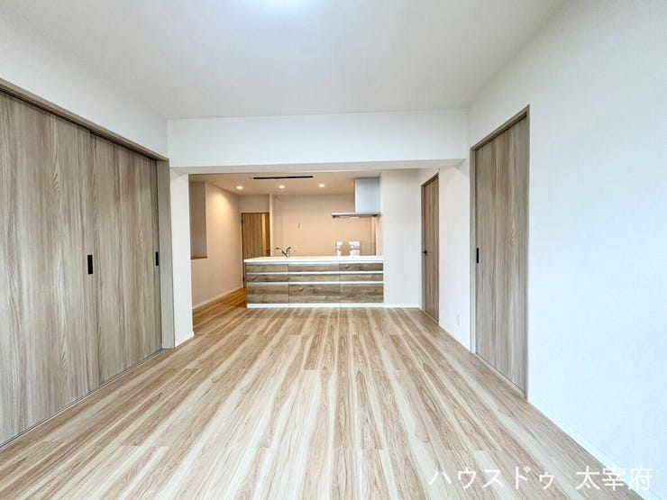 【リビング】
リビングの奥に見えるキッチンは、お部屋全体を見渡せる開放的なレイアウトになっており、家族のコミュニケーションが取りやすい設計です。