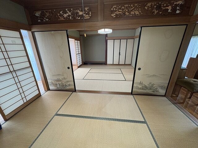 美しい欄間と襖絵に囲まれた伝統美を感じる、ゆったりとした2間続きの和室♪