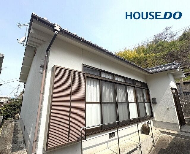 【外観】
青空に映える白壁!人気の平屋建て住宅