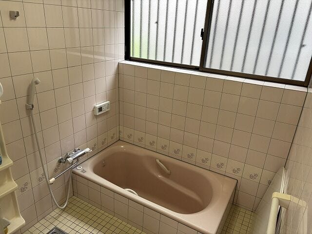 窓からは自然光が差し込み1日の疲れを優しく癒やす浴室