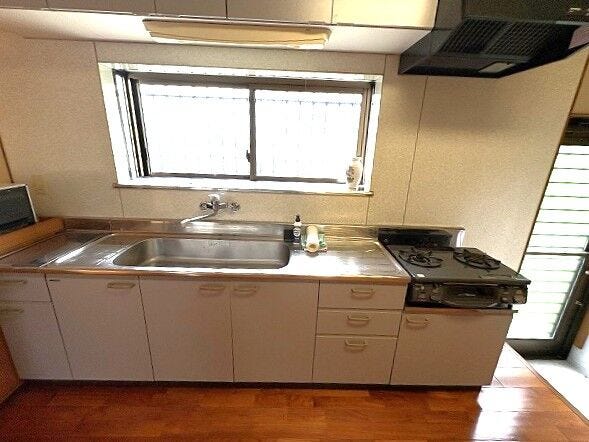 キッチン横に便利な勝手口を配置。ゴミの屋外搬出や、勝手口からの荷物の搬入もスムーズです