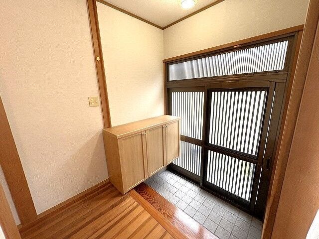 優しく包む木目の美しさ。和の情緒漂う明るい玄関です