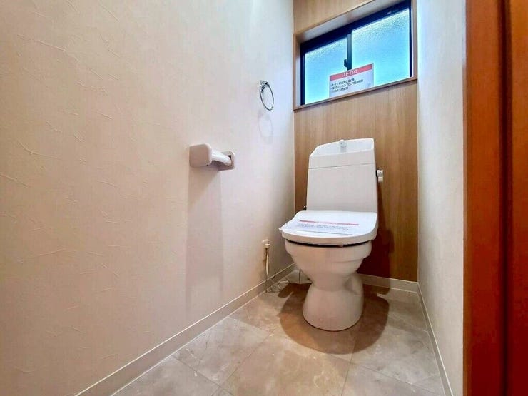 【Toilet】清潔感があり、落ち着いたデザインのトイレ。家族みんなが快適に使えます。