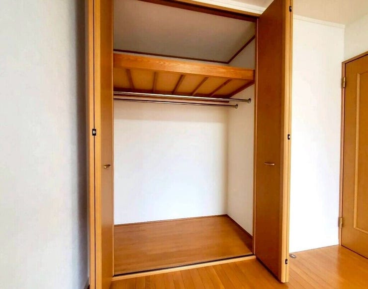 【Bedroom】クローゼット完備で収納力◎。家具の配置もしやすい機能的な洋室です。