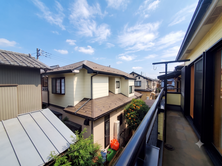 【Balcony】日当たりの良いバルコニーはお洗濯物がしっかり乾きやすく、毎日の家事にも重宝します。