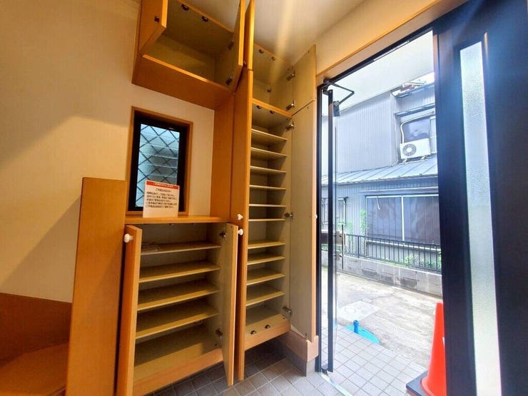 【Entrance】シューズボックス完備の玄関で、靴や小物もスッキリ収納できます。