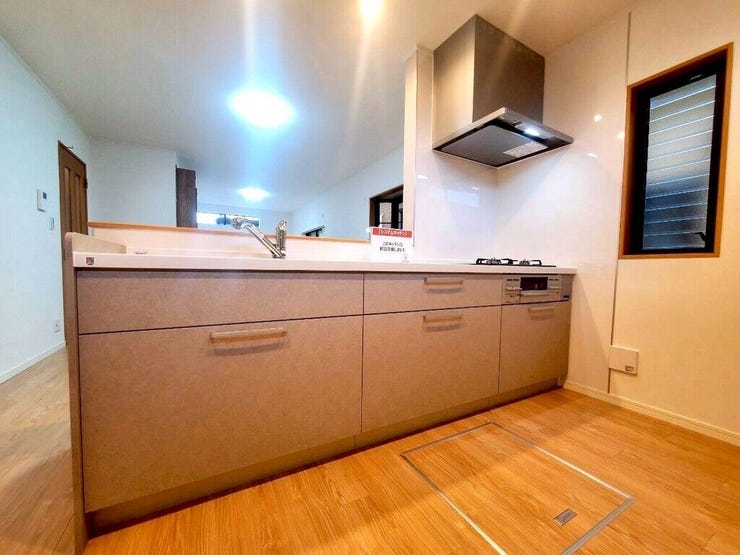 【kitchen】広めのキッチンは料理のしやすさを追求した設計。収納も豊富で作業がしやすい空間です。