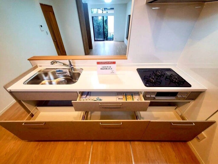 【kitchen】効率よく使える広々キッチン。収納力も高く、料理の時間がスムーズに。