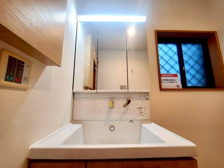 【Washroom】毎朝の準備がスムーズに。広めの洗面台と収納が使いやすい洗面所です。