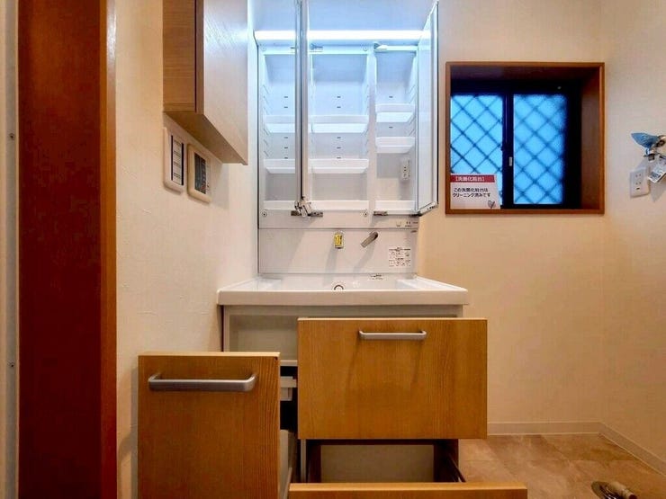 【Washroom】すっきりとしたデザインで、毎日の生活が快適に。収納も豊富な洗面所です。