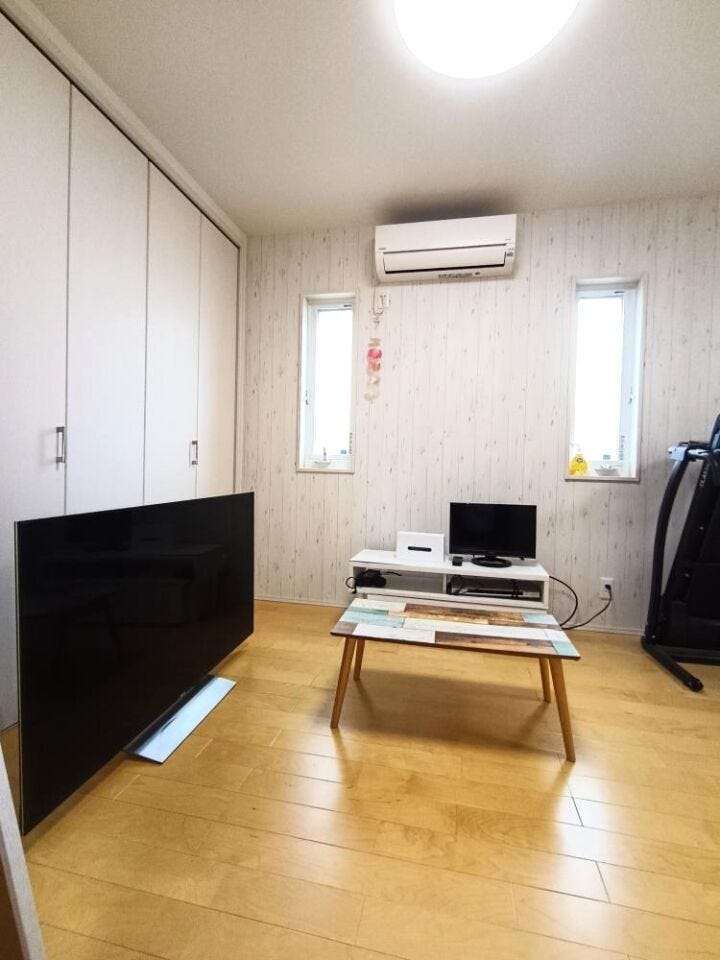 明るい木目とシンプルなレイアウトがやさしく包む空間。休む・動く・整えるが無理なくできる、気持ちのいい場所です。