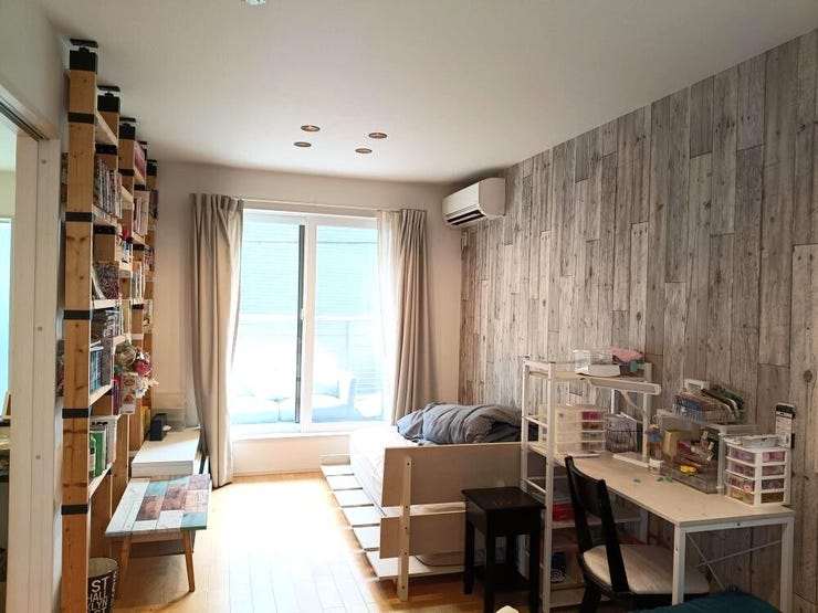 自然光がふんわり入る明るい部屋。木の質感と落ち着いた色合いがやさしく包み込み、勉強やリラックスがしやすい整ったレイアウト。